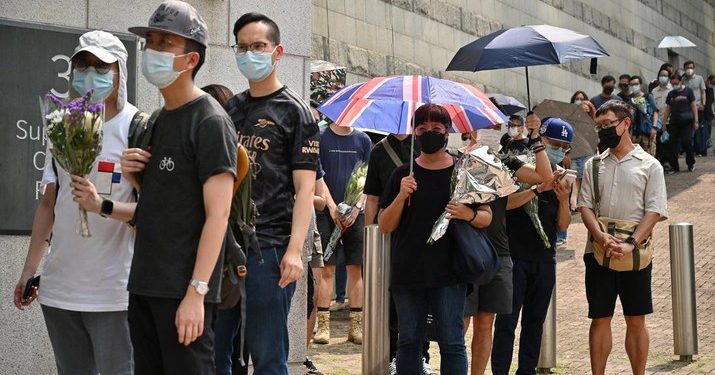 Duh! Gelang Bekas Melayat Ratu Elizabeth Dijual Rp1,1 Miliar!