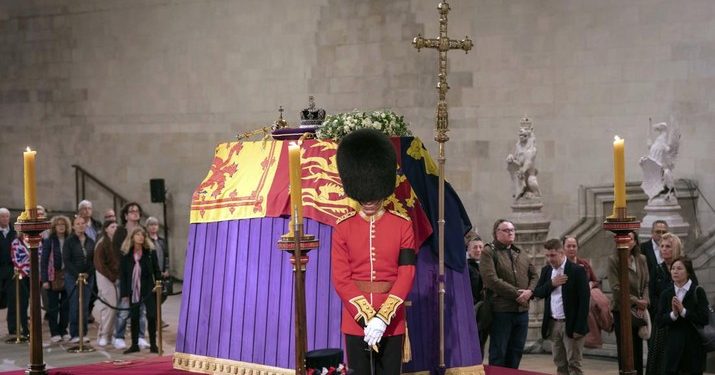 Maaf, Negara Ini Dilarang Kunjungi Peti Mati Ratu Elizabeth