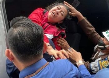 Tolak Masuk Mobil Tahanan, Wanita Emas Histeris, Sampai Pakai Kursi Roda