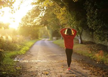 Studi : Berjalan 10.000 langkah per hari mengurangi risiko demensia, kanker, dan kematian