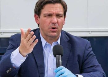 Gubernur Florida memulai pertikaian baru di tengah pergumulan imigrasi antara Partai Republik dan Demokrat