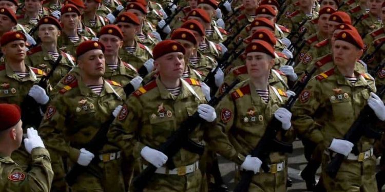 Bagaimana Rusia memikat tahanan untuk berperang di Ukraina