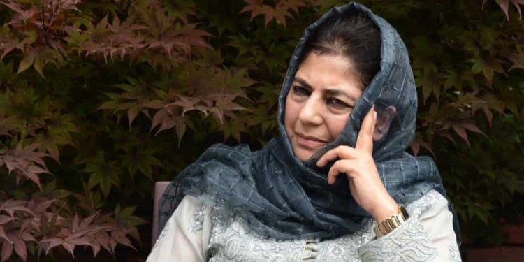 Mehbooba Mufti memperingatkan konsekuensi yang mengerikan jika truk sarat buah dari Kashmir berhenti di Jalan Raya Nasional