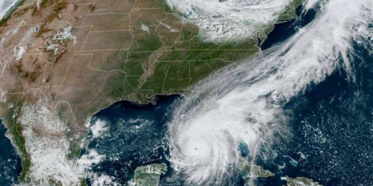 Dua puluh tiga hilang setelah kapal migran tenggelam di lepas pantai Florida karena Badai Ian