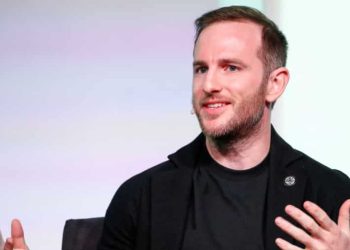 Tesla menunjuk salah satu pendiri Airbnb Joseph Gebbia menjadi dewan direksi setelah Ellison keluar