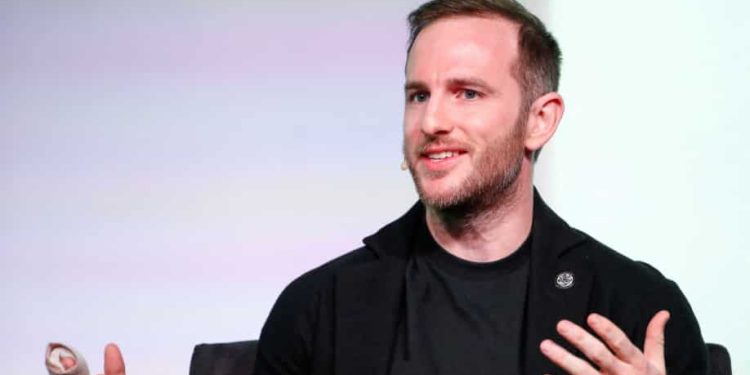 Tesla menunjuk salah satu pendiri Airbnb Joseph Gebbia menjadi dewan direksi setelah Ellison keluar