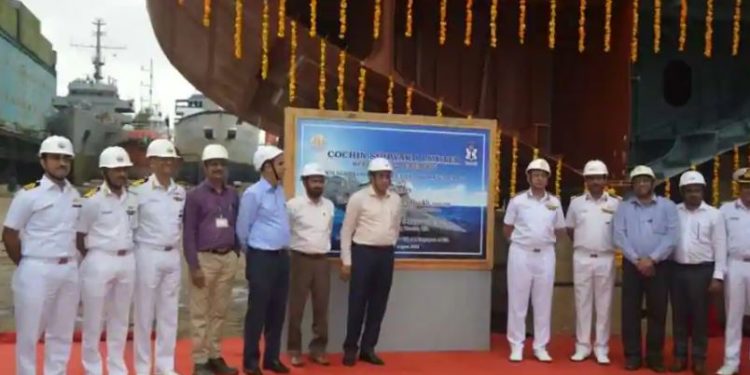Konstruksi kapal perang anti-kapal selam pertama dimulai di galangan kapal Cochin India