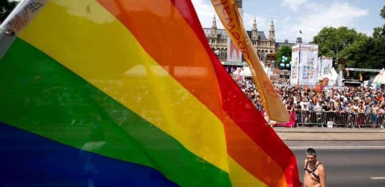 Ribuan orang memprotes EuroPride yang akan datang di ibu kota Serbia