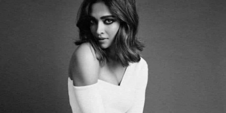 Artis cantik Deepika Padukone dilarikan ke rumah sakit Mumbai, ini penyebabnya …