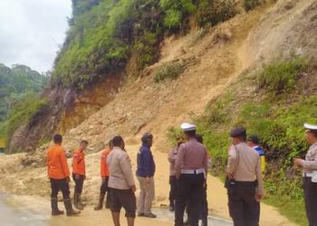 Pasca Longsor, BPBD Kampar Langsung Turunkan Alat Berat di Jalan Lintas Sumbar-Riau
