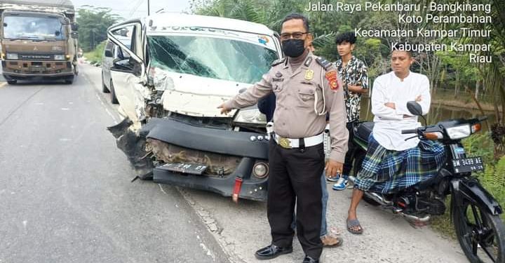 Diduga Mengantuk, Mobil Travel dan Pick Up Adu Kambing di Desa Koto Perambahan