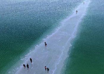 Fenomena Mengapung ala Laut Mati di Pantai Tureloto Nias Utara
