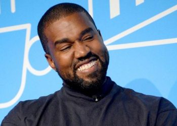 Kanye West Pakai Sandal Jepit Bling Bling di Show Burberry
