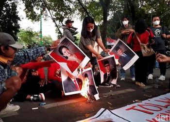 Mahasiswa Demo Harga BBM di Sumut Bakar Foto Pimpinan DPR