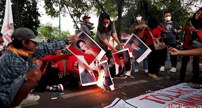 Mahasiswa Demo Harga BBM di Sumut Bakar Foto Pimpinan DPR