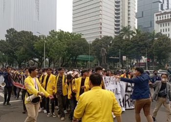 Mahasiswa Jebol Kawat Berduri Patung Kuda, Pekik Revolusi Menggema