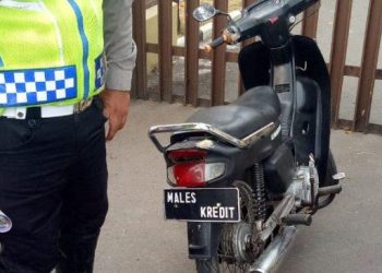 Mengenal Cara Polisi Tilang Pengendara Motor Pakai HP