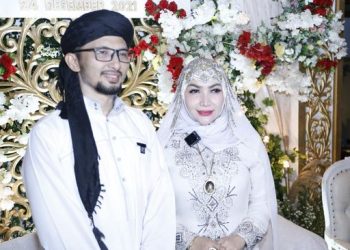 Roro Fitria Blak-blakan Soal Suami Tari Telanjang Depan Foto Ibu