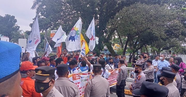 Demo Tolak Kenaikan BBM Berlanjut, Kini Puluhan Buruh Geruduk Kantor DPRD Riau