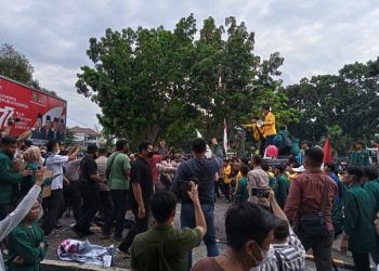 Demo Mahasiswa Tolak Kenaikkan BBM di DPRD Riau Rusuh