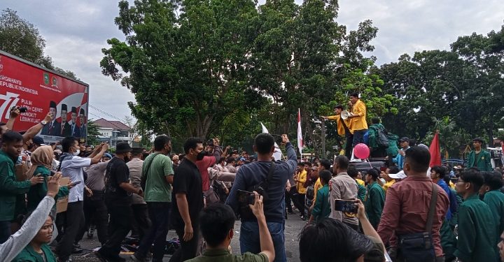 Demo Mahasiswa Tolak Kenaikkan BBM di DPRD Riau Rusuh