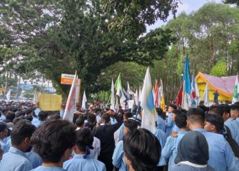 Tolak Kenaikan BBM, Ratusan Mahasiswa dari BEM UNRI Demo Kantor DPRD Riau