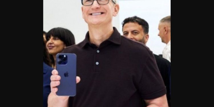 CEO Apple Tim Cook Menyambut Pembeli iPhone 14 Pertama di Iconic New York Store