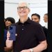 CEO Apple Tim Cook Menyambut Pembeli iPhone 14 Pertama di Iconic New York Store