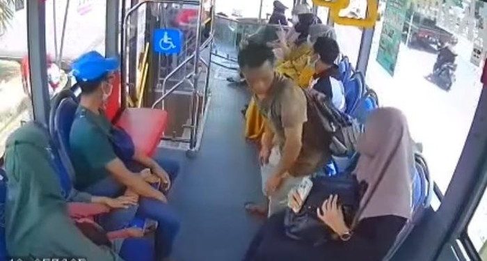 Weleh, Ajakan Kenalan Ditolak, Pria di Kalsel Aniaya Gadis di Bis
