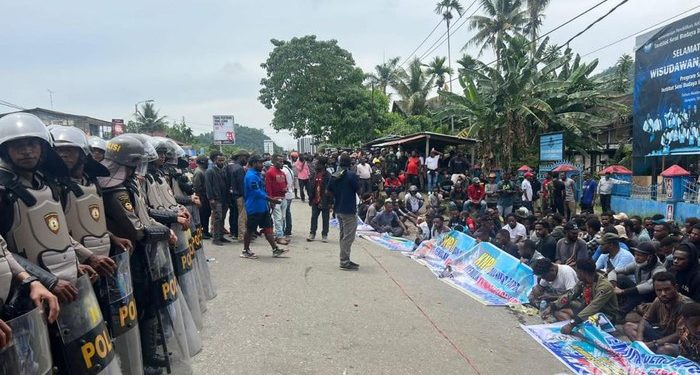 Polisi Razia Simpatisan Lukas Enembe, Ditemukan Sajam, Panah dan Bom Ikan