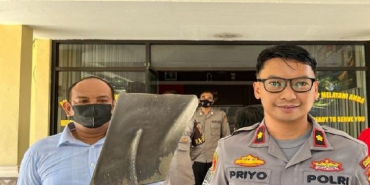 Cekcok Masalah Bongkahan Semen, Kakek Kuli Bangunan Pukul Teman Pakai Sekop