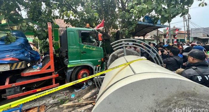 Truk Trailer Angkut Besi Tabrak Tiang BTS di Pintu Masuk SD Bekasi, 30 Orang Jadi Korban