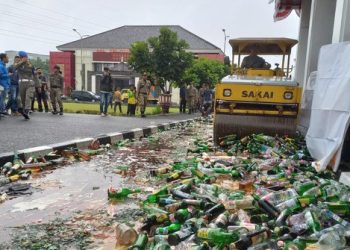 Alat Berat Lindas Ribuan Botol miras di Tasikmalaya