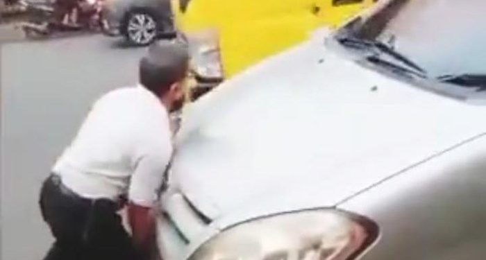 Viral, Ketua RT Dorong mobil Oknum Polisi yang Halangi Gang. Jadi Sorotan Mahfud MD