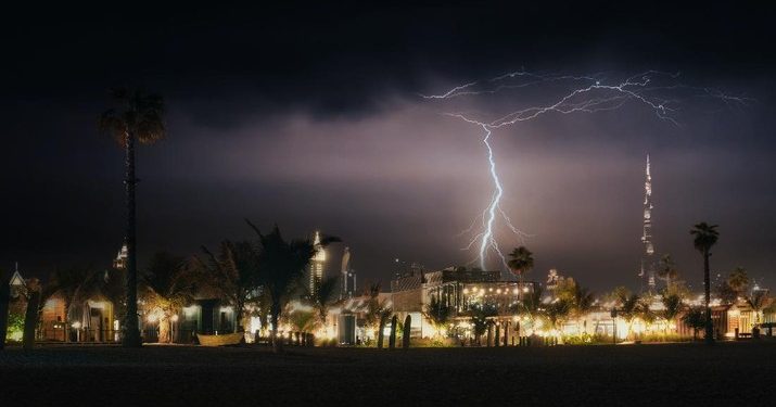 Ingat Ya! Hindari Lakukan 5 Hal Ini di Rumah Saat Ada Petir