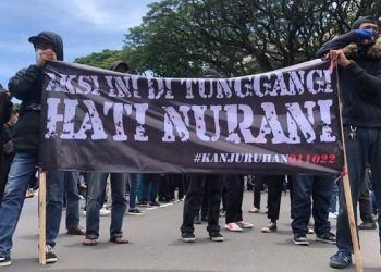 Desak Usut Tuntas Tragedi Kanjuruhan, Aremania Bawa Keranda ke Balkot