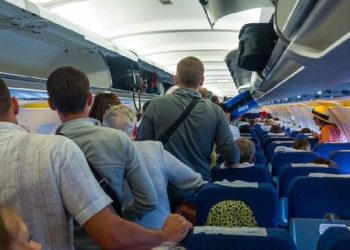 5 Alasan Kenapa Penumpang Langsung Berdiri Saat Pesawat Baru Mendarat