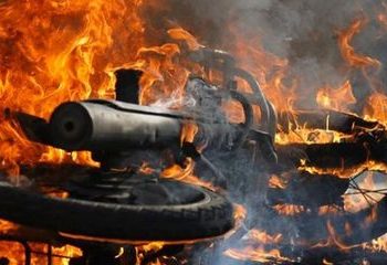 Dipengaruhi Miras, Anak Buah Bakar Motor dan Gerobak Majikan