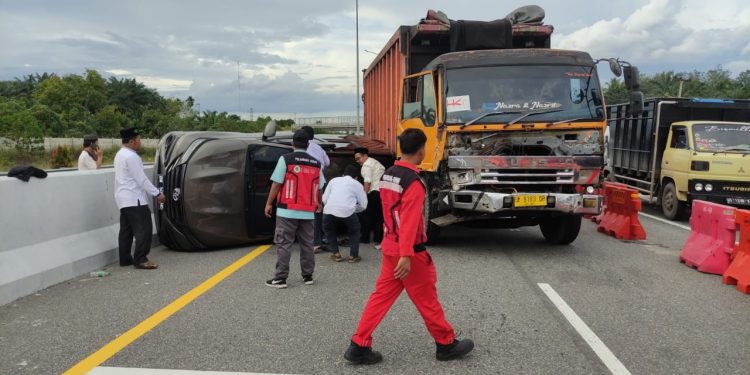 Rem Blong, Truk Fuso Tabrak 3 Mobil di Pintu Keluar Tol Permai