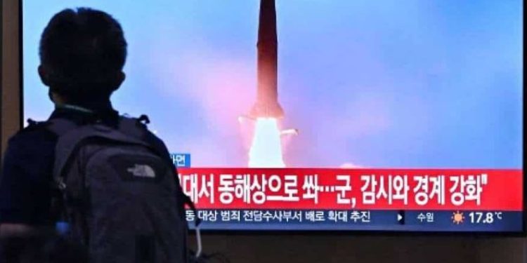 Korea Utara melakukan uji coba rudal jarak jauh di atas Jepang