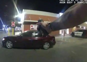 Polisi AS menembaki remaja yang sedang makan burger di dalam mobil