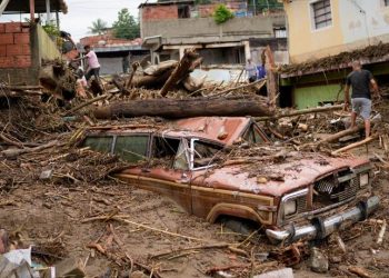Tanah longsor yang dipicu hujan menyapu kota Venezuela menewaskan 22 orang