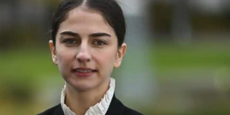 Luar biasa, menjabat di usia 26 tahun, Romina Pourmokhtari menjadi menteri termuda Swedia