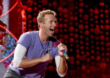 Chris Martin Alami Infeksi Paru Serius, Coldplay Tunda Konser