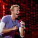 Chris Martin Alami Infeksi Paru Serius, Coldplay Tunda Konser