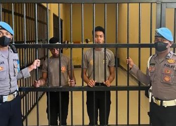 Viral, Oknum Polisi Jilati Kue HUT TNI Dan Sebut Semoga Tidak Panjang Umur