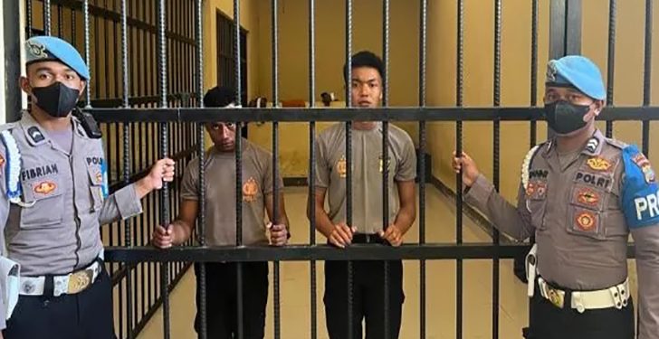 Viral, Oknum Polisi Jilati Kue HUT TNI Dan Sebut Semoga Tidak Panjang Umur