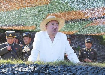 Gaya Busana ‘Liburan’ Kim Jong Un Saat Nonton Latihan Militer Korut