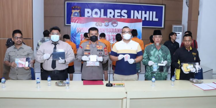 Polres Inhil Musnahan Ribuan Ektasi dari Tujuh Tersangka