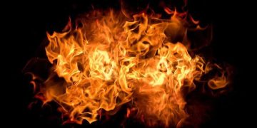 Kapal Pengangkut Ribuan Tabung Gas Terbakar di Perairan Sumenep